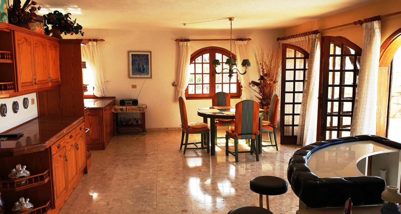 Hébergement de vacances Sunny House With Private Pool And Sea View *